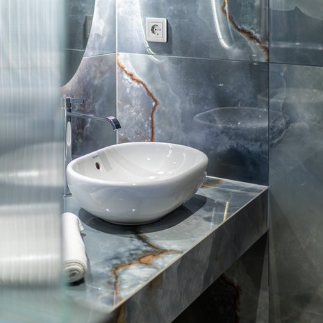 Laattakoot ovat kasvaneet ja laatoista tehdyt keraamiset tasot yleistyneet viime vuosina. Kuva: ABL-Laatat / näkymät visuals