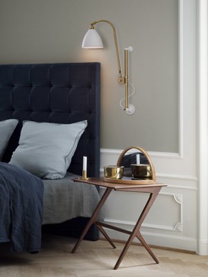 Seinään kiinnitetyt lukuvalaisimet eivät vie tilaa yöpöydiltä. Gubin Bestlite BL 5 seinävalaisimissa on runsaasti säätövaraa.