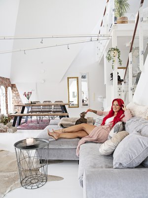 Tia-Maria ”Tinze” Sokka on tyytyväinen, että ehti ostaa kotinsa juuri ennen pandemiaa. Viihtyisässä asunnossa on ollut mukava rauhoittua ja viettää aikaa läheisten ystävien kanssa.