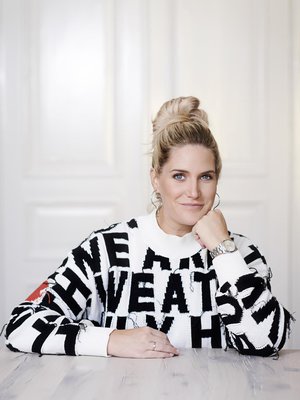 Pusero on Stella McCartneyn We Are The Weather -kokoelmasta, joka on tehty yhteistyössä Jonathan Safran Foerin kanssa. Puseron innoittajana toimi Foerin Me olemme ilmasto -kirja, joka oli Lilin mielestä kiinnostava. Korvakorut unkarilaisen The Mama Kinin.