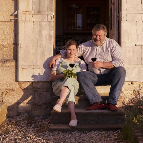 Berglundien viinitilalla kohtaa kaksi sukupolvea ja kaksi viinitraditiota. Juha Berglund on yksi suomalaisen viinikulttuuriin isistä, mutta tilan viinintekijä ja toimitusjohtaja Nea Berglund tekee viininsä omilla ehdoillaan. 