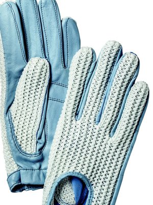Sähkönsiniset ajohansikkaat, joissa punottu selkämys ja reiät rystysten kohdalla. Koot 6,5 - 8, 48 e
Tiedustelut: Hestra shop, Kluuvikatu 1, 040 771 2301 www.hestragloves.com