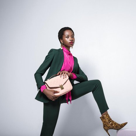 Vihreän ja pinkin yhdistelmä on täysosuma. Hugo Bossin bleiseri  349 e ja housut 179 e, Stockmann. Silkkipusero 89,99 e, H&M. Laura Joanna Constantine -korvakorut 235 e, Mycoko. Timanttisormukset 2 480 e -4 400 e, Rubens. Laukku 1 650 e, Louis Vuitton. Nilkkurit 39,99 e, H&M. Meikki Miika Kemppainen/Lumene.