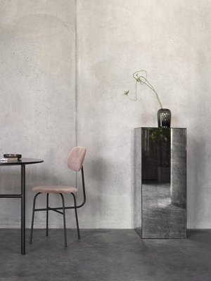 Massiivinen pilari muuttuu kevyeksi ja aineettomaksi, kun se on päällystetty peilillä. Afterroom-tuoli on Menun.