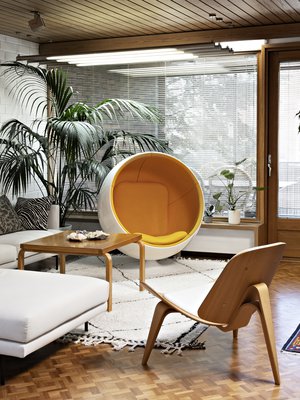 Eero Aarnion Pallotuoli on olohuoneen paraatipaikalla. Se muistuttaa Goan auringosta. Nojatuoli on tanskalaisen Hans J. Wegnerin CH07 Shell Chair. Sen arkkitehtonisessa muotokielessä on Tunnan mielestä kaikki kohdallaan ja siinä on myös todella mukava istua.
