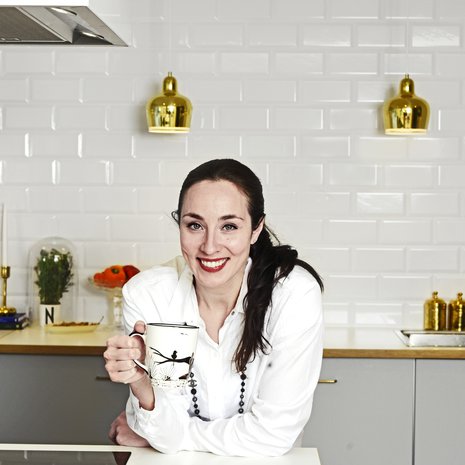 Annin keittiö koki remontissa täydellisen muodonmuutoksen. Keittiön ja ruokailutilan välissä oleva seinä kaadettiin ja tilalle rakennettiin saareke. Nyt ruuanlaitosta innostunut Anni voi kokata ja samalla jutella vieraidensa kanssa. 