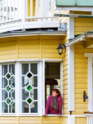 Hirsirunkoinen talo on rakennettu 1920-luvulla. Talo  tarvitsi suuren remontin, ennen kuin se muuttui viikonloppukodiksi.