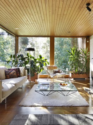 Olohuoneen katto jakoi remontin aikana mieli- piteitä, mutta lopulta se päätettiin säilyttää alkuperäisenä valkoiseksi maalaamisen sijaan. Päätös ei ole kaduttanut, puun sävy tuo avaraan tilaan lämpöä.