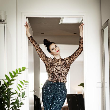 Asu on löytynyt Nooran omasta kaupasta. Leopardipaidan tuotemerkit oli leikattu irti, housut ovat Lindexin ja mokkanilkkurit Vagabondin. Kaikki jutun vaatteet on hankittu käytettyinä, useimmat Relovesta, ellei toisin mainita.