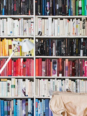 <p><p>Kaikki sävy sävyyn. "Olen hulluna väreihin ja sisustan kotonani kaiken sävyjä ajatellen. Kirjahyllyn sävyttämiseen minulta kului kokonainen viikonloppu", perheen äiti huokaa. Artemiden jalkalamppu on ostettu vuosia sitten Formverkista.</p></p>