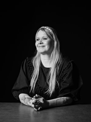 Joskus Paola Suhonen leikittelee ajatuksella, että menettäisi koko uransa. "Ei se olisi katastrofi. Luin hiljattain jutun lentoemännistä, jotka olivat lähteneet kouluttautumaan sairaanhoitajiksi. Mietin, että voisin itsekin ihan hyvin tehdä saman. Saisin elämälleni uuden suunnan."