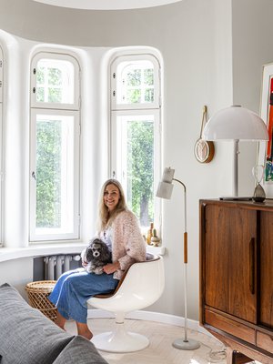 Sisustussuunnittelija Meja Hynynen sisusti kotinsa kierrättämällä. Remontin hän suunnitteli rakennuksen aikakautta kunnioittaen ja vanhaa vaalien.