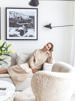 Alexa Dagmar kaipaa levollista sisustusta voidakseen hyvin. Lampaantaljalla päällystetty &Traditionin Little Petra -nojatuoli on Alexan suosikki.