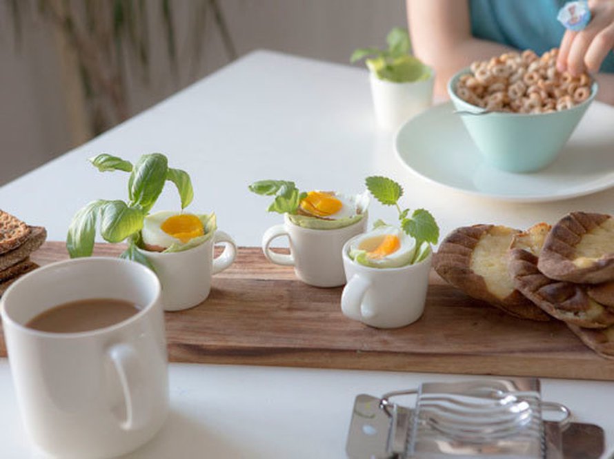 <p><p>Kaunis kattausidea: tarjoile aamiaismunat espressokupeista ja koristele yrteillä! Kuva: <span class="photographer">Arabia</p></p></span>