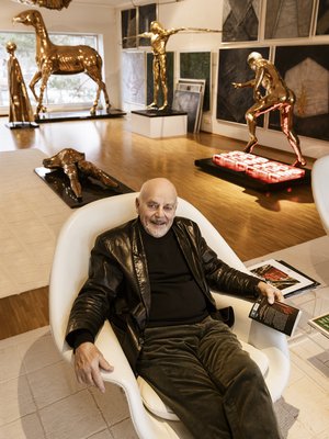 Björn lukee tai tarkkailee maisemaa yhdessä lempipaikassaan, Eero Saarisen Womb-tuolissa. Uusia puvuntakkeja Björn ei enää tarvitsisi, mutta uusia hän saattaa ostaa Stockmannilta tai Italiasta. 