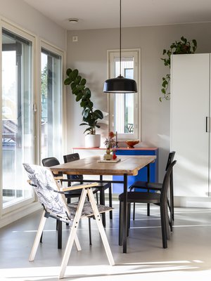 Keittiön ruokailutilan väripilkku on Hanna-Riikan värisuunnittelema senkki, jonka Doorie toteutti. Etualan tuolin on suunnitellut Yrjö Kukkapuro, joka on avantgardistisuudessaan yksi Hanna-Riikan lempimuotoilijoista.