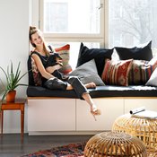 Mia Ehrnroothin olohuoneessa mustavalkoraidalliset Tensiran tyynyt tasapainottavat etnistä tyyliä, 35 e, Nómad Shop.