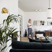 Olohuoneeseen ei haluttu televisiota vaan siellä seurustellaan ystävien kanssa, ihaillaan merimaisemaa tai takkatulta. Lämpöä avaraan tilaan tuo harmaaksi maalattu katto. MeliMelin samettisohva hankittiin Zarrosta. Formakamin JH 3 -valaisin on Armaksesta. Takaseinän vintagelipasto löytyi pihakirppikseltä Raumalta. Esko Pajamiehen suunnittelemat Merivaaran Bonzo-nojatuloit ovat isovanhempien vanhat.