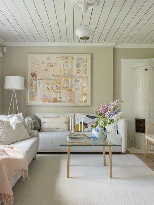 Suuri maalaus olohuoneen seinällä on Antti Ojalan. Sohvat hankittiin Kuusilinnasta. Artekin sohvapöytä on Karin lapsuudenkodista. Jalkavalaisin hankittiin lappeenrantalaisesta Saimaan Valaisimesta.