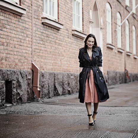 Siira on perinyt mustan Burberryn trenssitakin äidiltään. Mekko Alysi.