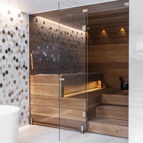 Saunan teki mitta-tilaustyönä perheen oman yrityksen kirvesmies. Lauteet ovat magnoliapuuta. Kylpyamme on Svedbergin mallistosta.