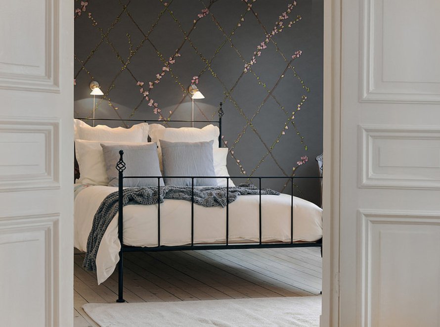 Winding Spring -tapetilla (36 e / m2) kasvaa kukkaan puhkeamaisillaan oleva hempe&auml; oksaruudukko. Kuva: <span class="photographer"><a href="http://rebelwalls.fi" target="_blank">Rebel Walls</a></span>