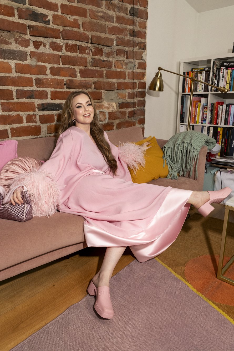 "Pinkki on ikuinen rakkauteni. Se on ollut minulle aina enemmän voima- kuin tyttöväri." Taller Marmonin mekko repesi tanssilattialla ystävän häissä, mutta Ellinoora korjautti sen ompelijalla. Kengät, Gucci. Paljettilaukku, Prada.