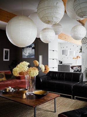 Pia asetteli olohuoneen kattovalaisimet planeettojen muotoon. Suurille sohville mahtuu koko perhe löhöilemään. Samettisohva on kirppislöytö, Askon tuotantoa. Tummanruskea nahkasohva on Ikeasta. Sohvapöytä on tehty vanhasta tiikkisestä kirjoituspöydän kannesta, pöydänjalat ovat entiset hyllyjen kannattimet.