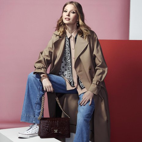 Leveät lahkeet ovat kevään hitti. Totemen trenssi 720 e, Beam. Paita-pusero 355 e, Weekend by MaxMara Helsinki. Leveälahkeiset farkut 59,99 e, Esprit. Korvakorut 19 e, & Other Stories. Rannekorut 7,99 e ja 12,99 e, H&M. Laukku 985 e, MaxMara Helsinki. Conversen tennarit 79 e, Nilson Shoes.