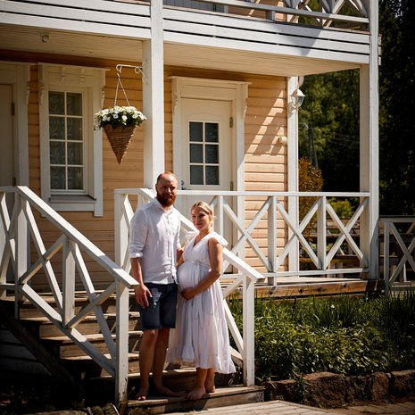 Anni ja Saku ovat onnellisia suuresta elämänmuutoksestaan ja päätöksestä muuttaa kaupungista maalle Haminan Metsäkylään.