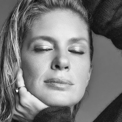 Meikkitaiteilija Riku Campo sanoo, että hyvällä kulmameikillä saa kasvoille pienen liftauksen. Rachelin vaaleita kulmia hän korosti jauhemaisesta voiteeksi muuttuvalla kulmavärillä sekä kulmageelillä.  Villapaita Helmut Lang.