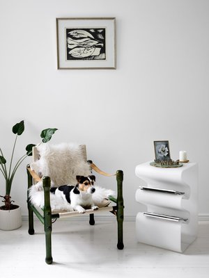 Vihreä safarituoli  on Nooa-koiran lempipaikka. Wave-pikkupöytä on Betten BEdesignin mallistoa.