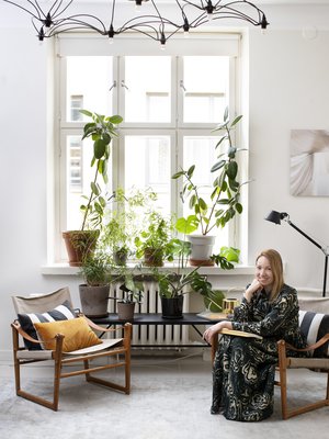 Olohuoneen safarituolit ovat Ikean alkuaikojen tuotantoa ja Bengt Rudan suunnittelemat. Penkki on Ferm Livingin ja matto Koolmatista.