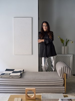 Laura Seppäsellä on työhuoneellaan suunnittelemiaan kalusteita ja tekstiilejä. Lollipop-päivävuoteen hän suunnitteli Interfacelle.