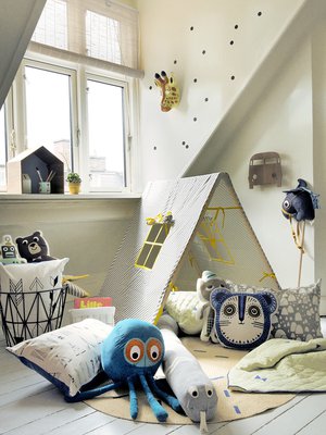 Mukavan majan voi rakentaa vilteistä tai tyynyistä. Toinen vaihtoehto on tehdä rimoista ja kankaasta kestävä maja. Tämän kokoontaittuvan majan valmistaja on Ferm Living. Maja menee näppärästi vaikkapa oven taakse säilöön, kun se ei ole käytössä. Kuva Ferm Living