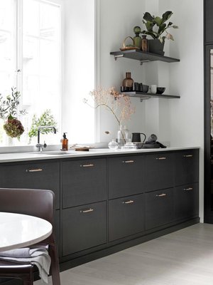 Ballingslövin Bistro-keittiö on tummanruskeaksi petsattua saarnia. Keittiön kanssa sopii hyvin yhteen vaaleaksi kuultokäsitelty tammiparketti, vaikka ne ovatkin eri puulajeja. Ne näyttävät hyvältä yhdessä, koska kontrasti on riittävän suuri.