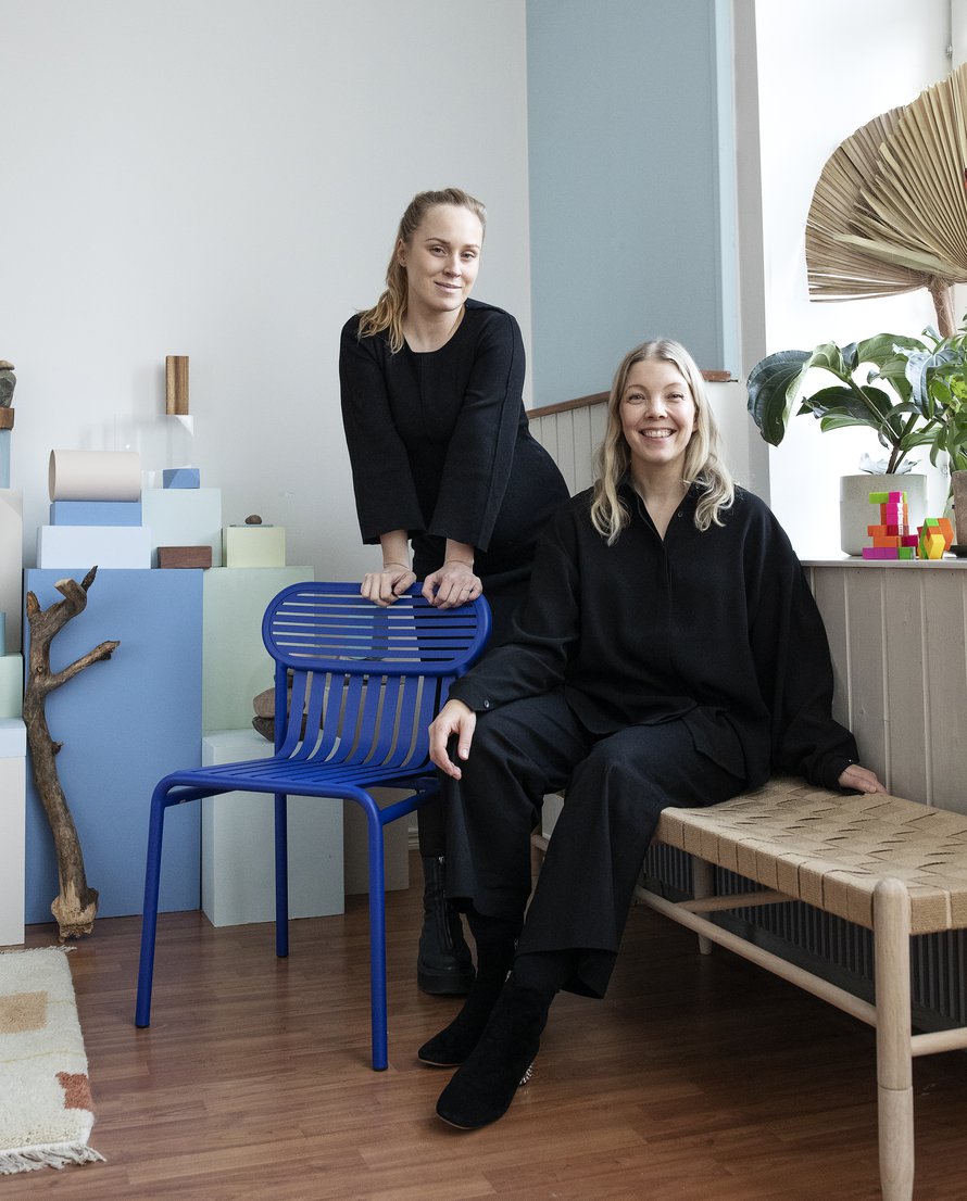 Kirsikka Simberg (vasemmalla) ja Anna Pirkola ärsyyntyvät, jos heidän työtään pidetään pelkkänä kukkien asetteluna.