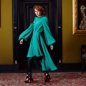 Leigthton Housen Silkkihuoneen seinillä oli aikalaisten maalauksia. Mekko 1 550 e ja housut 1 905 e, Magda Butrym, kengät Christian Loboutin/Roland Mouret, hinta tiedusteltaessa. Korvakorut 201 e ja 167 e, sormus 127 e, kaikki Astley Clarke.