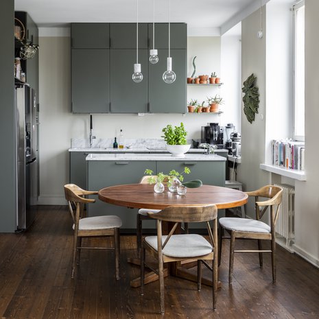 Pieni keittiö on kodin ydin. Mehikasvit ja kaktukset hyllyllä muistuttavat Lissabonin-kodin puutarhasta, johon Joaon äidinäiti aikoinaan ne istutti.