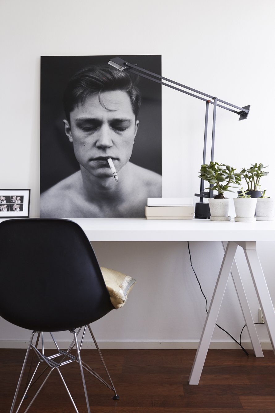 Työpöytä on Mikan suunnittelema ja teettämä. Viherkasvit ovat Hayn betoniruukuissa, jotka ostettiin Formwerkistä. Eames DSR-tuoli on Vitran mallistosta. Valokuvateos on Sergei Pavlovin