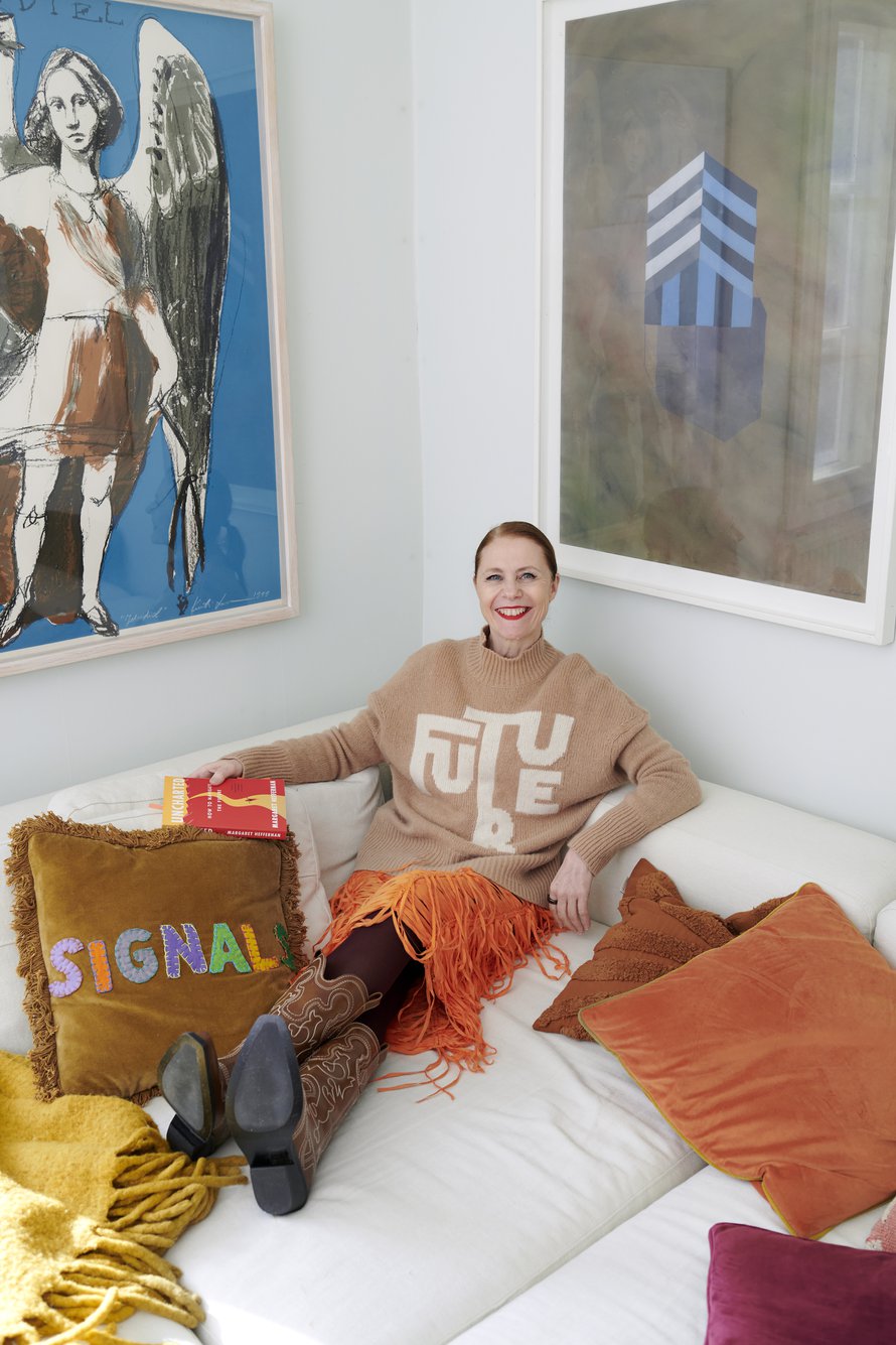 2or+ by Yatin näyttävä mekko muuntautuu arkikäyttöön rennon neuleen avulla. Signals-tyynyn Susanna teetti Habitare-messuille, joille hän kuratoi samannimisen trendinäyttelyn monen vuoden ajan.