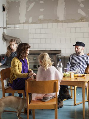 ”Loviisassa on hieno yhteisö, hyvin luova ja taiteellinen. Halusimme asua keskustassa, että voimme tavata ihmisiä helposti”, Frida ja Mikko kertovat.