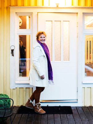 Hanna rakastui koti&shy;taloonsa ensisilm&auml;yksell&auml;. H&auml;n kurkki taloa ensi kerran aikaisin er&auml;&auml;n&auml; sunnuntaiaamuna aidan takaa. Hanna kertoo muistavansa hetkest&auml; pienetkin yksityiskohdat: kiviaidan sammalet hohtivat smaragdinvihrein&auml;, kev&auml;&auml;n kostuttamina. &ldquo;Olisin halunnut hiipi&auml; heti pihaan katsomaan taloa l&auml;hemp&auml;&auml;, mutta en uskaltanut.&rdquo;