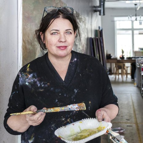 Kuvataiteilija Nanna Susi laittaa kotiaan samantapaisella ekspressiivisellä otteella, jolla hän maalaa teoksiaan.