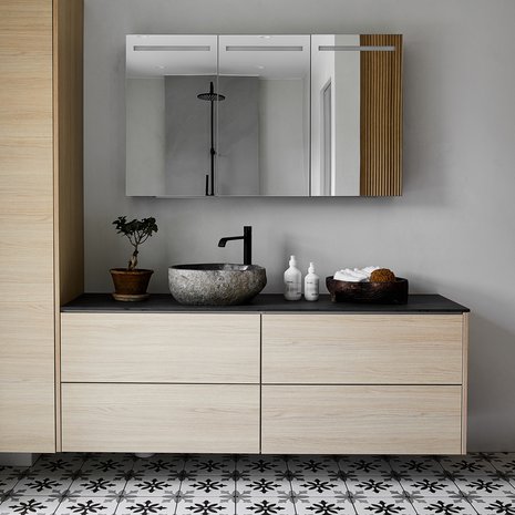 Uudistuksen punaisena lankana oli Cellon lattialaatta, jonka ympärille muut materiaalit valittiin. Hana Tapwell, allas Gemlook. Kaapistot ovat Kesti Kalusteesta, peilikaappi Bathlife.