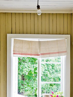 <p><p> Perhe hankki  yli 130 vuotta vanhan talon vuonna 2000, ja  perehtyi huolellisesti korjausrakentamiseen.  Huomaa hauska verhoidea: pellavaiset keittiöpyyhkeet!</p></p>