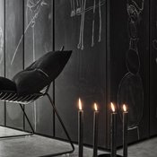 Tanskalaisen By Wirthin nahkavyöltä näyttävässä Belt 4 Candle -kynttilänjalustassa on persoonaa ja tunnelmaa. Huomioi myös hauska liitutaulumaalattu paneeliseinä! Kuva: <span class="photographer"><a href="http://bywirth.dk" target="_blank">By Wirth</a></span>