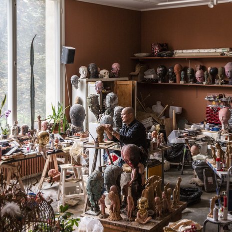 Kodin yhteydessä olevassa 80 neliön ateljeessa Tommi Toijan tunteensa näyttävät pikkumiehet syntyvät ja saavat muotonsa. Pienimmät veistokset ovat keramiikkaa. Isommat ovat pronssia ja ne työstetään Somerolla sijaitsevassa isommassa työhuoneessa. Veistoksilla on monta työvaihetta, joten hahmoja on tekeillä monta samanaikaisesti.