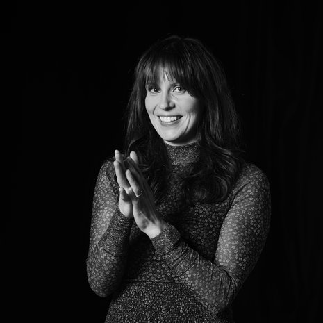  "Ahdistusta saattaa lisätä myös tälle ajalle tyypillinen sisäänpäin kääntyvä luonne. Ihmiset etsivät merkitystä itsestä ja omista mielenliikkeistä, kun se merkitys syntyy paljon paremmin toisten kanssa toimimisen kautta", Katri toteaa.