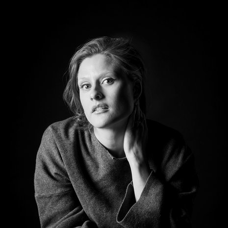 "Se, että näytellessä itse vähän tasa- painoilee trapetsilla, luo oikean vireen ja rytmin komedialle."